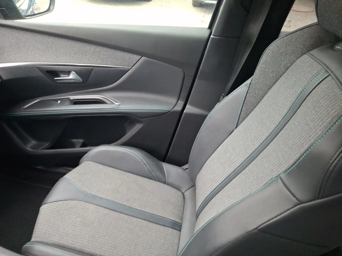 Peugeot 5008 1.5 Allure Pack Bluehdi 130 4x2 Eat8 5p año 2024