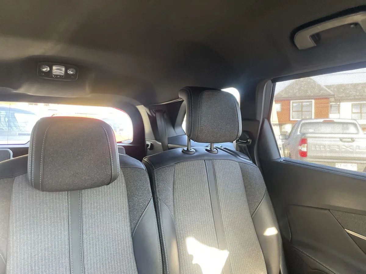 Peugeot 5008 1.5 Allure Pack Bluehdi 130 4x2 Eat8 5p año 2024