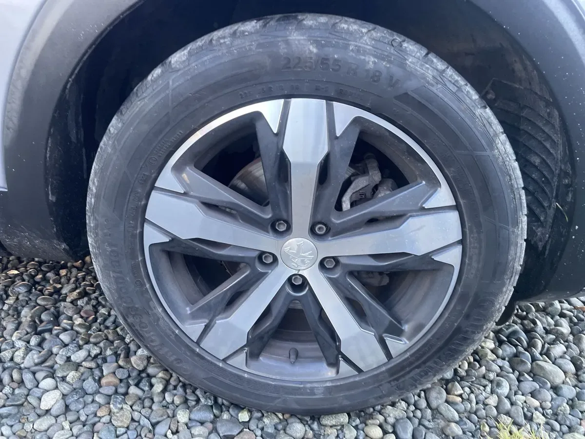 Peugeot 5008 1.5 Allure Pack Bluehdi 130 4x2 Eat8 5p año 2024