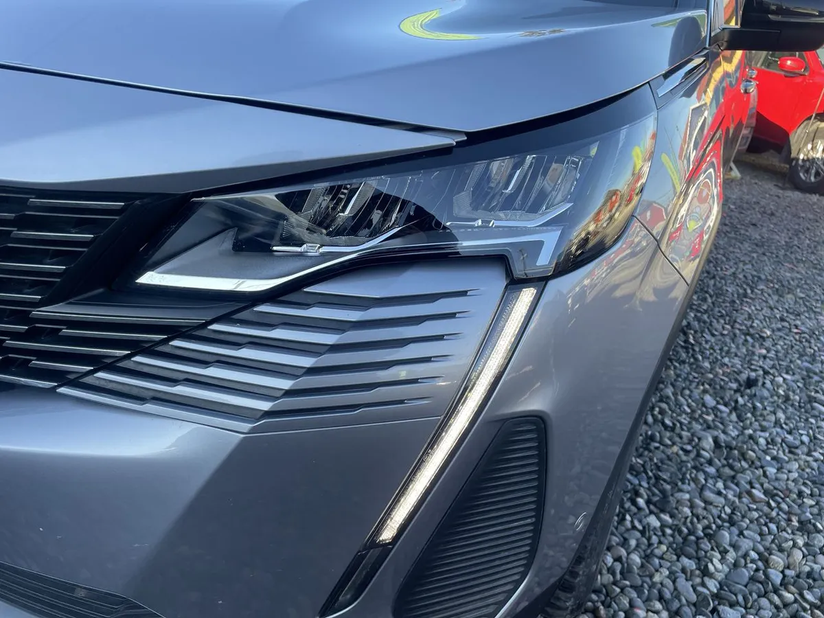Peugeot 5008 1.5 Allure Pack Bluehdi 130 4x2 Eat8 5p año 2024