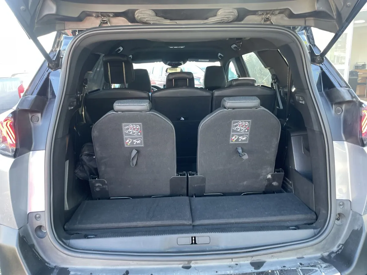 Peugeot 5008 1.5 Allure Pack Bluehdi 130 4x2 Eat8 5p año 2024