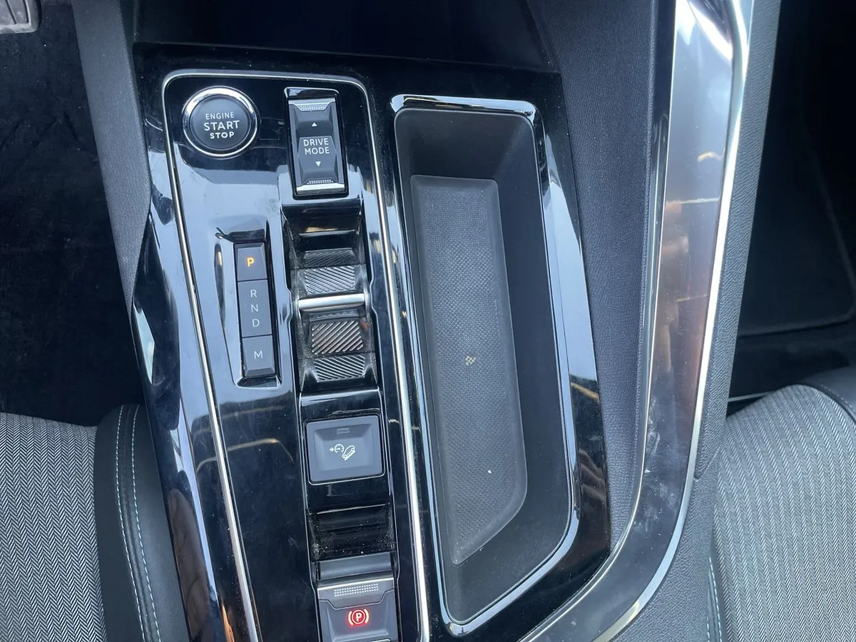 Peugeot 5008 1.5 Allure Pack Bluehdi 130 4x2 Eat8 5p año 2024