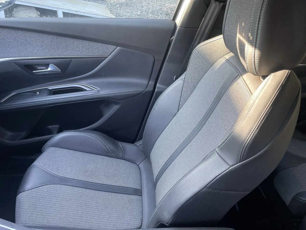 Peugeot 5008 1.5 Allure Pack Bluehdi 130 4x2 Eat8 5p año 2024