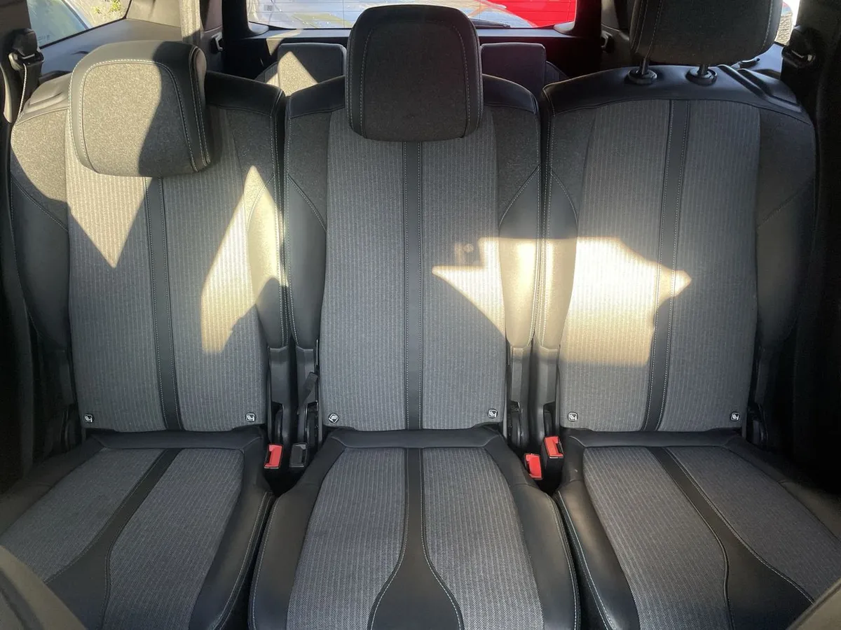 Peugeot 5008 1.5 Allure Pack Bluehdi 130 4x2 Eat8 5p año 2024