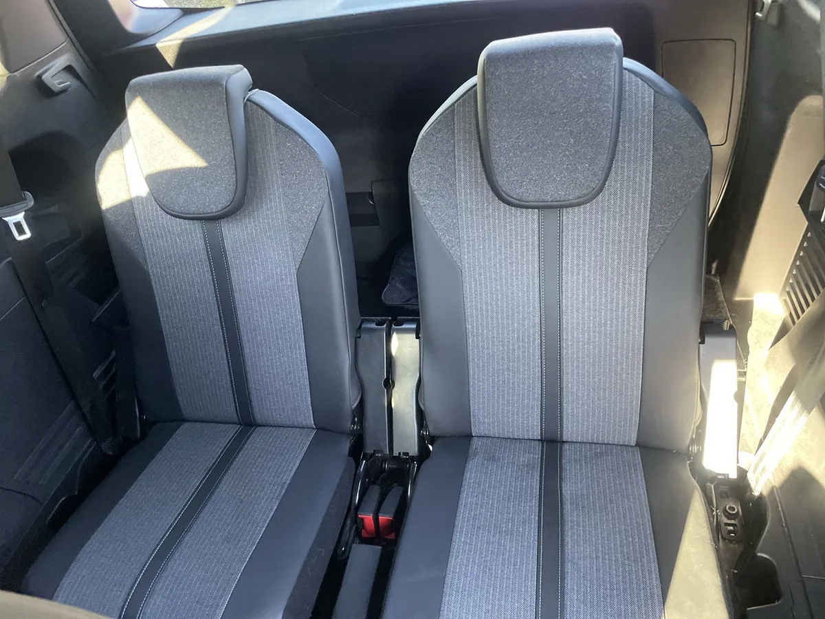 Peugeot 5008 1.5 Allure Pack Bluehdi 130 4x2 Eat8 5p año 2024
