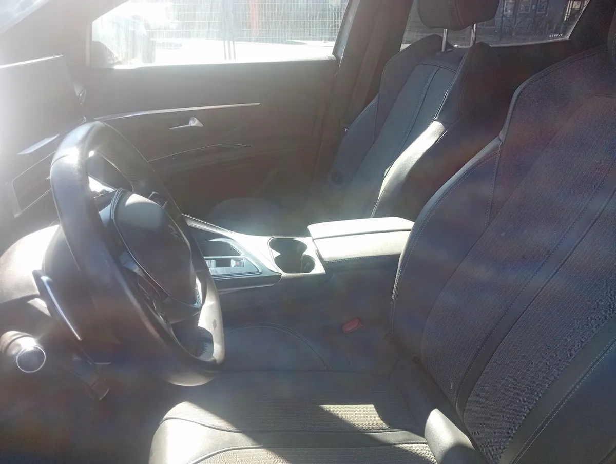 Peugeot 3008 1.5 Allure Pack Bluehdi 130 4x2 Eat8 5p año 2024