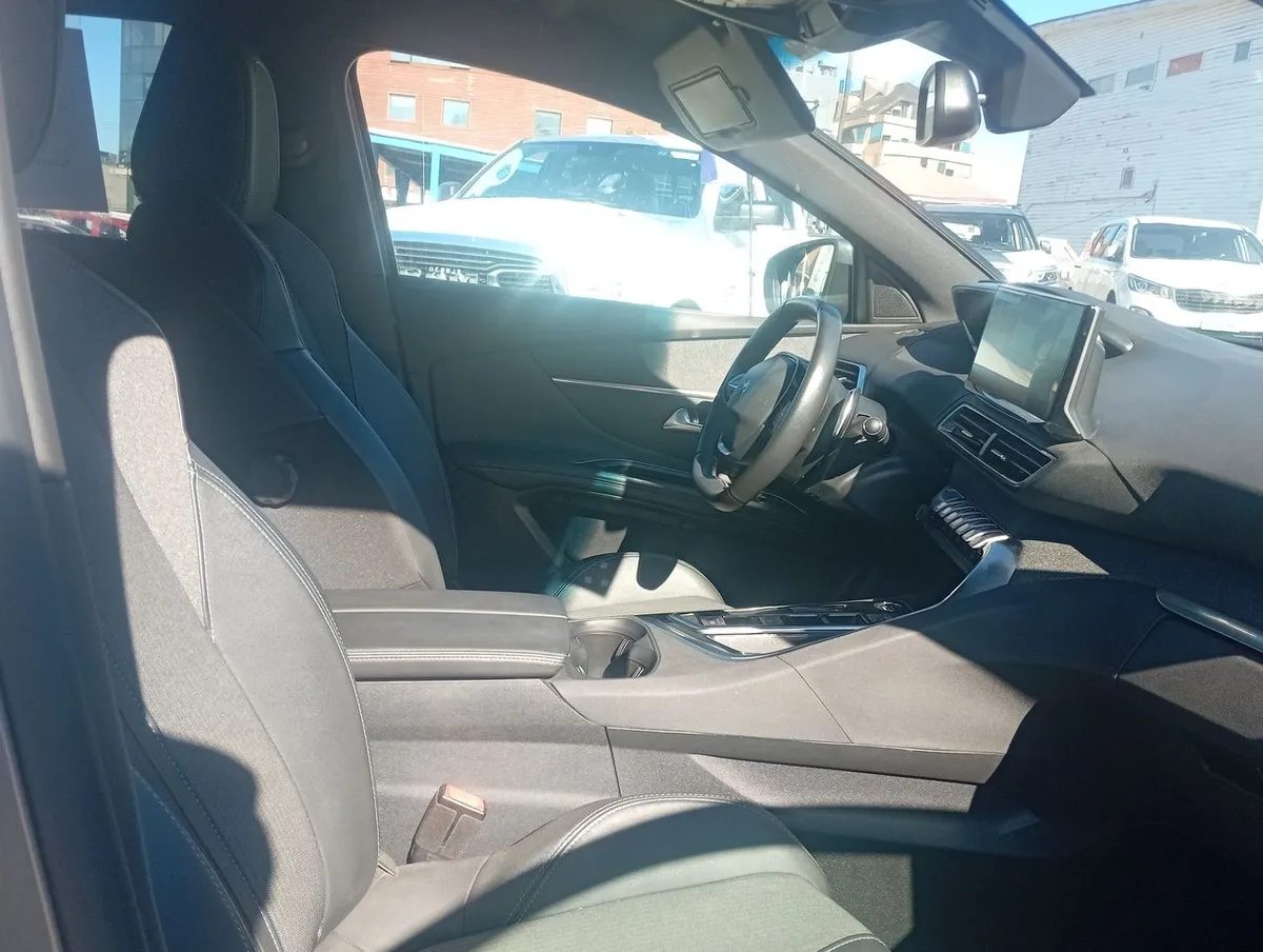 Peugeot 3008 1.5 Allure Pack Bluehdi 130 4x2 Eat8 5p año 2024
