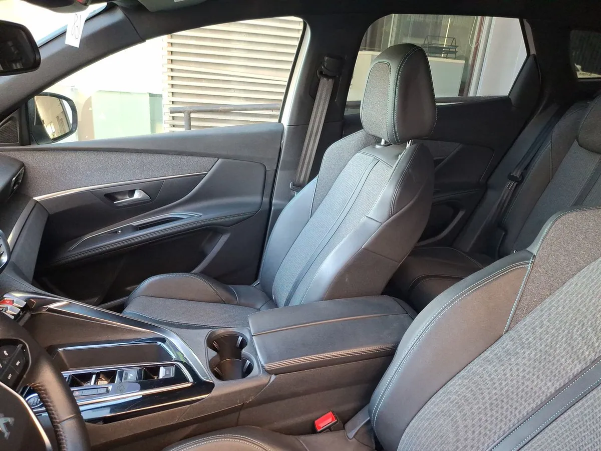 Peugeot 3008 1.5 Allure Pack Bluehdi 130 4x2 Eat8 5p año 2024