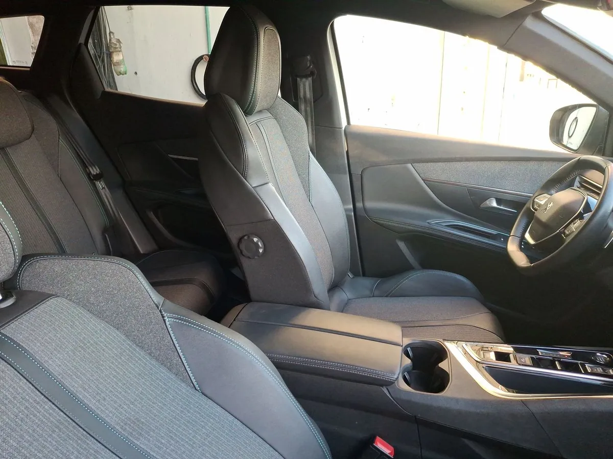 Peugeot 3008 1.5 Allure Pack Bluehdi 130 4x2 Eat8 5p año 2024