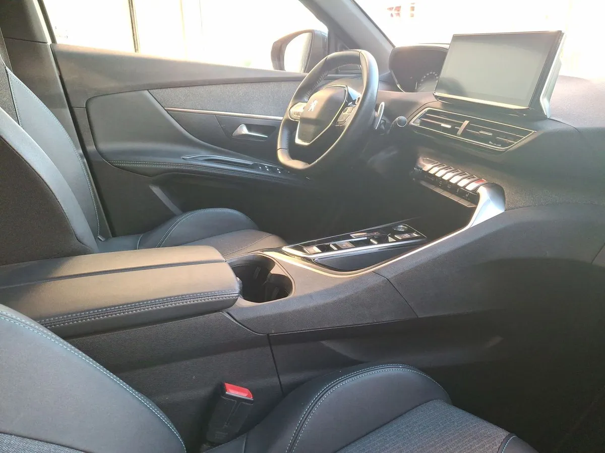 Peugeot 3008 1.5 Allure Pack Bluehdi 130 4x2 Eat8 5p año 2024