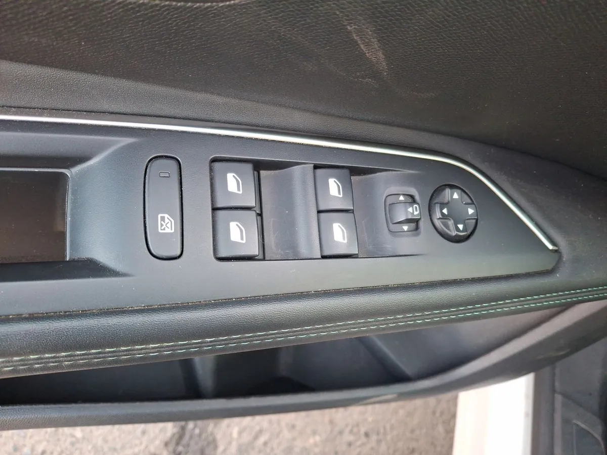Peugeot 3008 1.5 Allure Pack Bluehdi 130 4x2 Eat8 5p año 2024