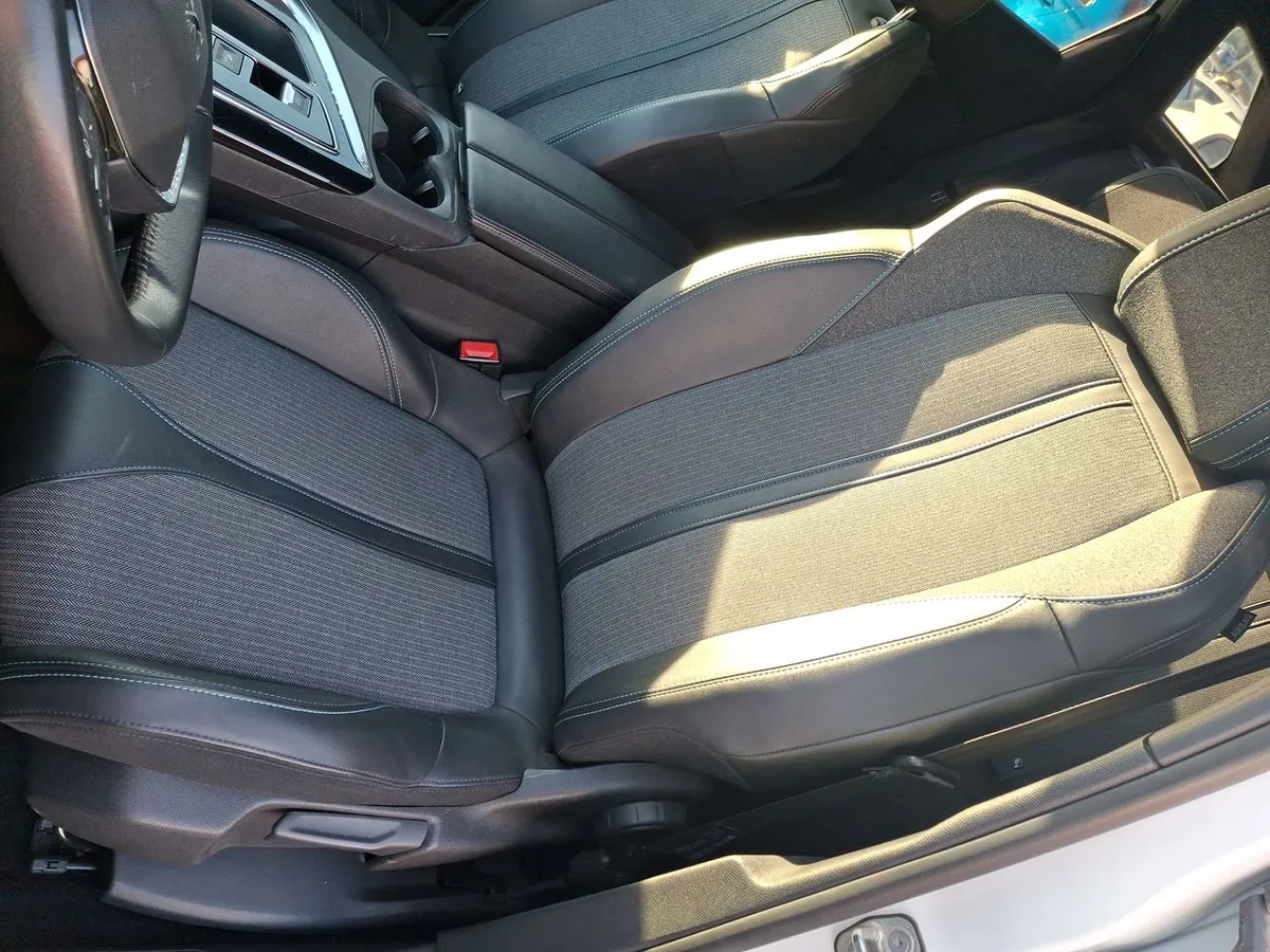 Peugeot 3008 1.5 Allure Pack Bluehdi 130 4x2 Eat8 5p año 2024