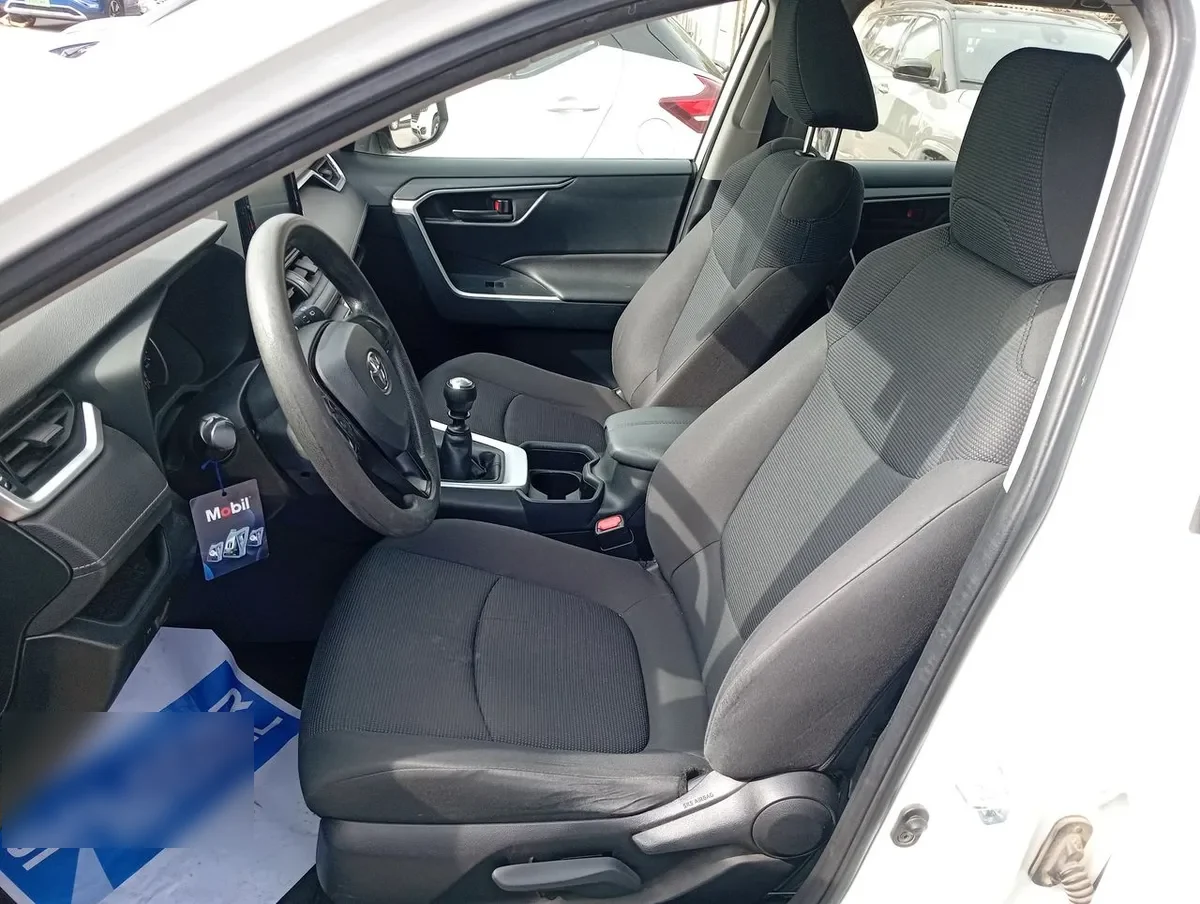 Toyota Rav 4 2.0 Le 4x2 Mt 5p año 2020