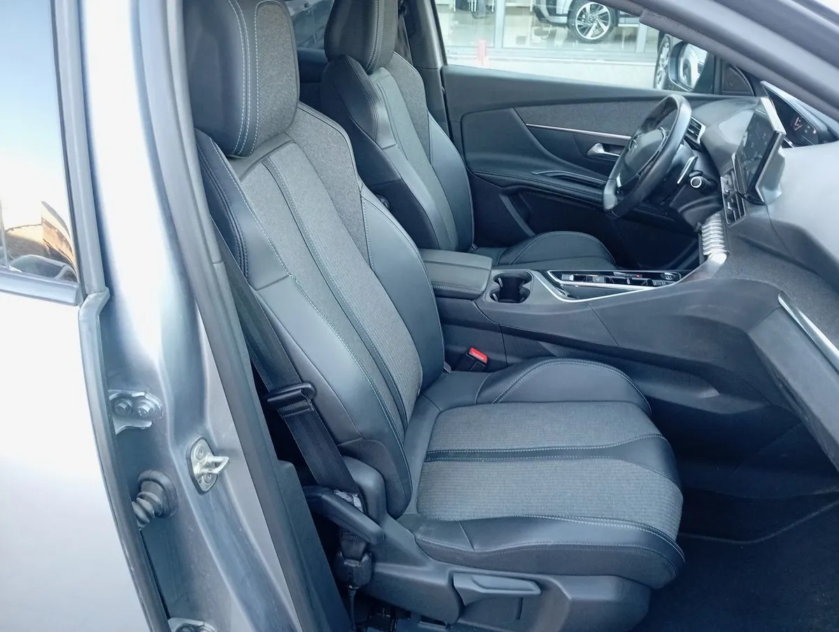 Peugeot 3008 1.5 Allure Pack Bluehdi 130 4x2 Eat8 5p año 2024