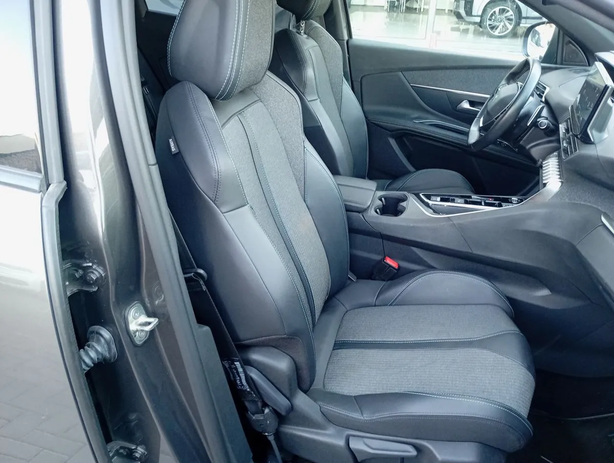 Peugeot 3008 1.5 Allure Pack Bluehdi 130 4x2 Eat8 5p año 2024