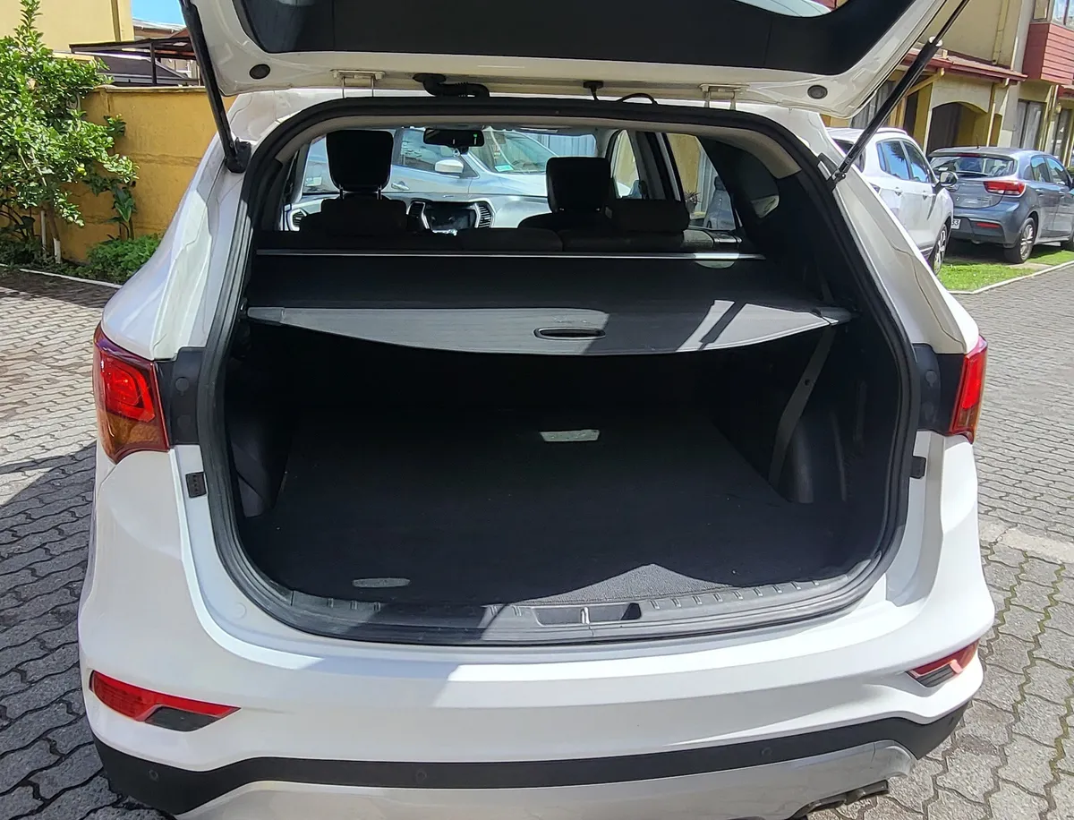 Hyundai SANTA FE 2.2 Dm Wgn Crdi Gls At 4x4 Diesel año 2017