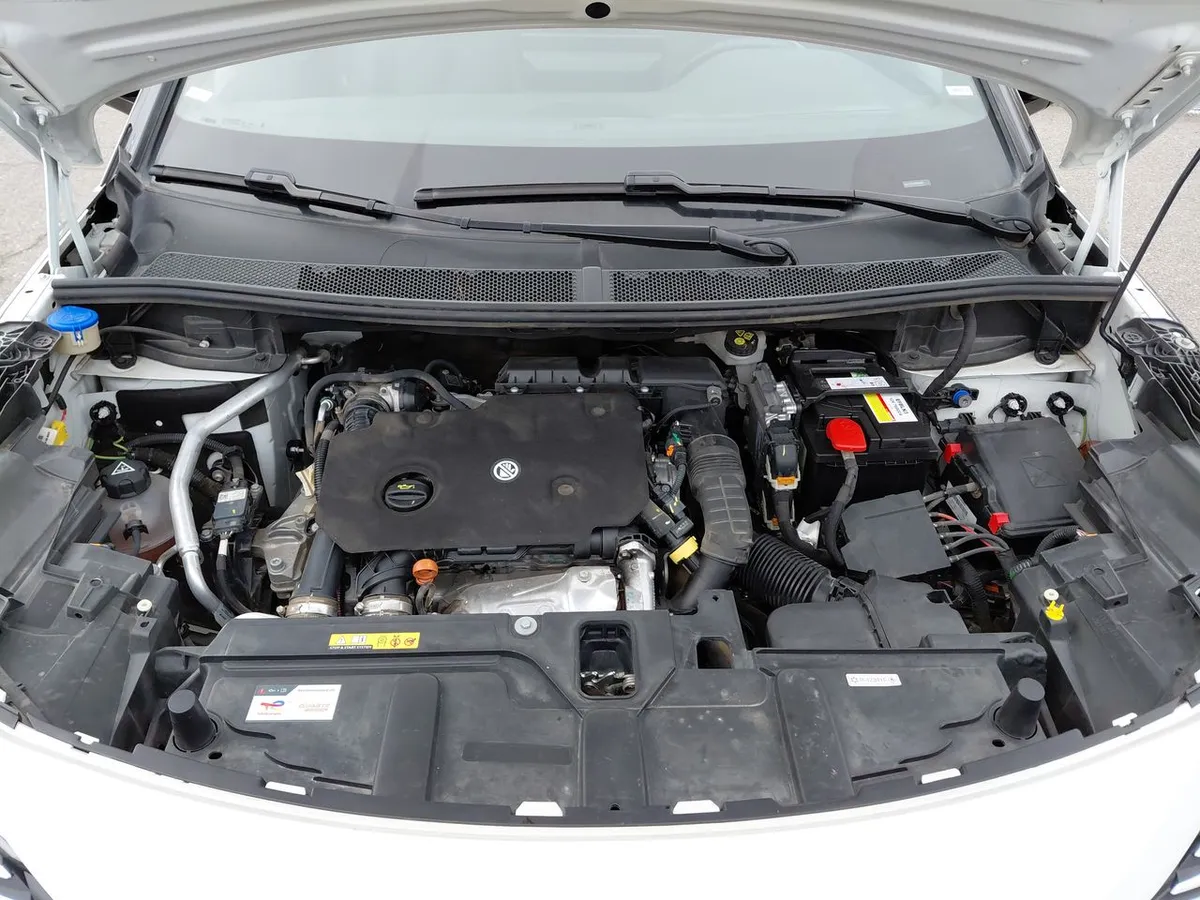 Peugeot 3008 1.5 Allure Pack Bluehdi 130 4x2 Eat8 5p año 2024