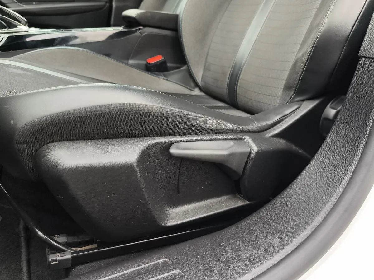 Peugeot 2008 1.2 Active Puretech 4x2 130 Eat8 5p año 2021