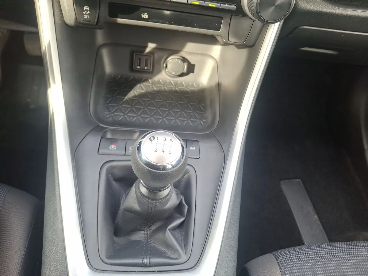 Toyota Rav 4 2.0 Le 4x2 Mt 5p año 2025