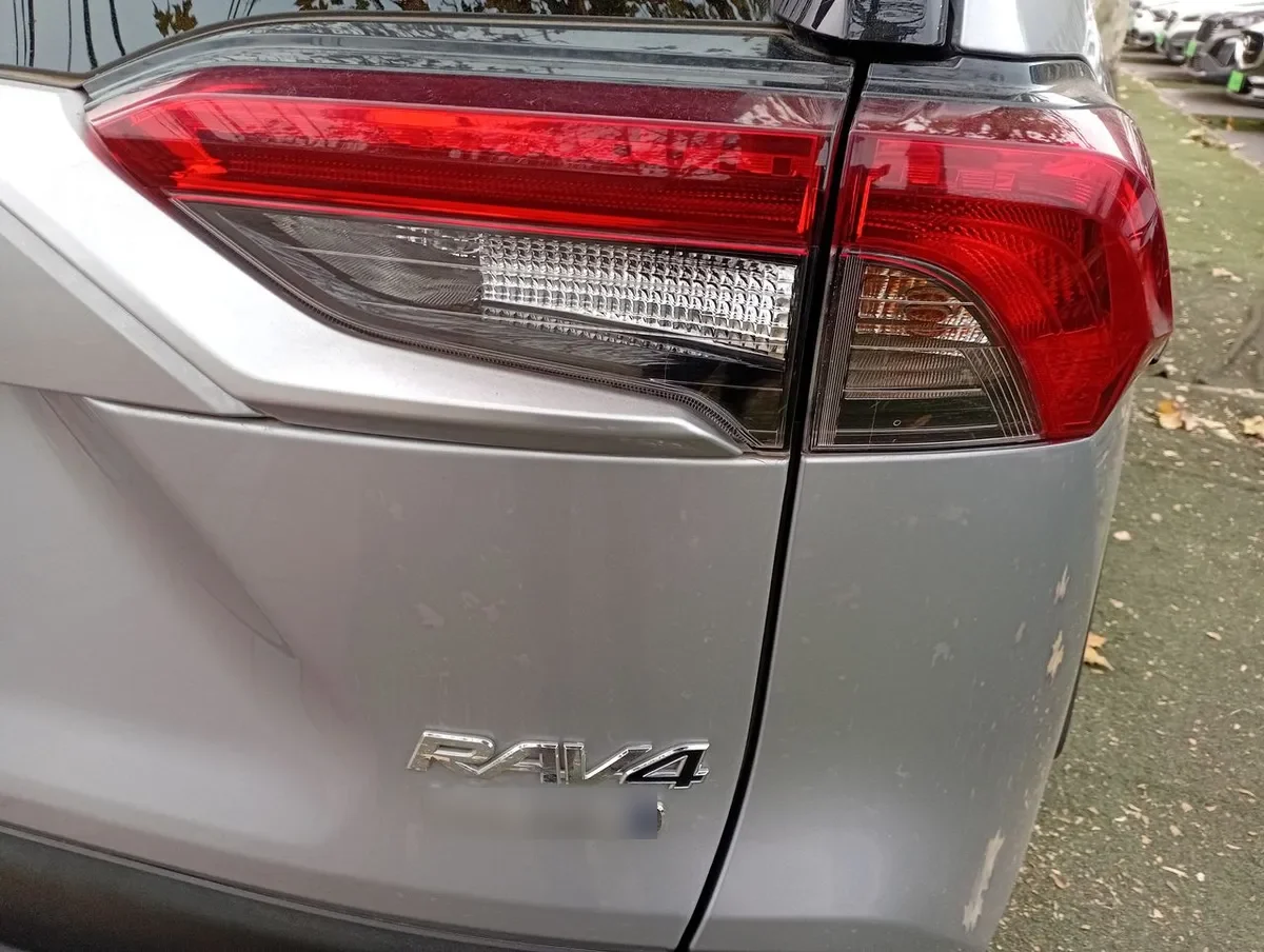 Toyota Rav 4 2.5 Xle Hybrid Hv 4x2 Cvt At 5p año 2023