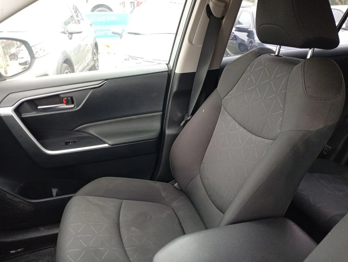 Toyota Rav 4 2.5 Xle Hybrid Hv 4x2 Cvt At 5p año 2023