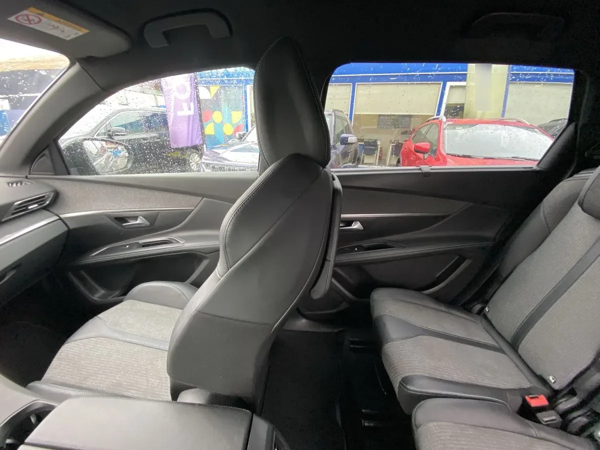 Peugeot 5008 1.5 Allure Pack Bluehdi 130 4x2 Eat8 5p año 2024