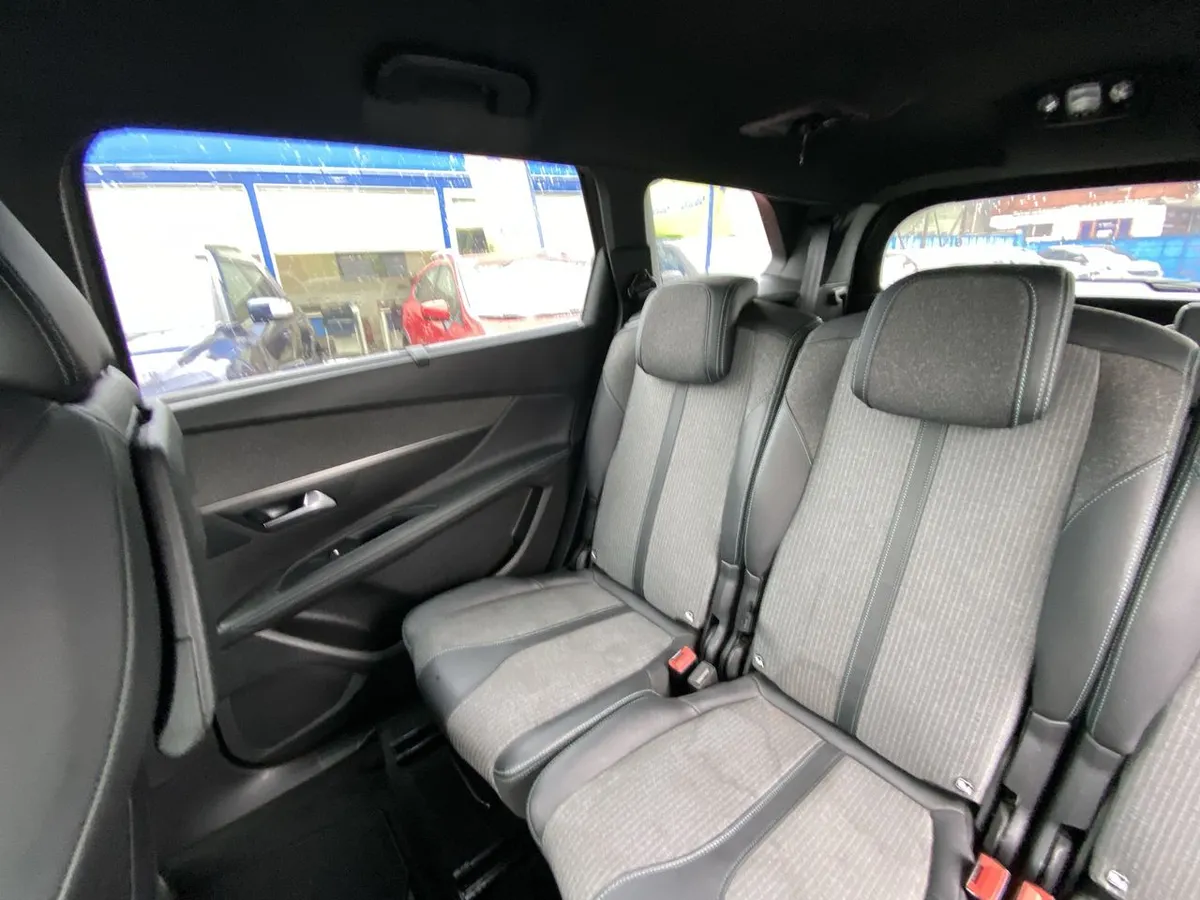 Peugeot 5008 1.5 Allure Pack Bluehdi 130 4x2 Eat8 5p año 2024