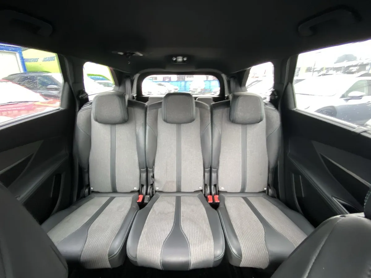 Peugeot 5008 1.5 Allure Pack Bluehdi 130 4x2 Eat8 5p año 2024