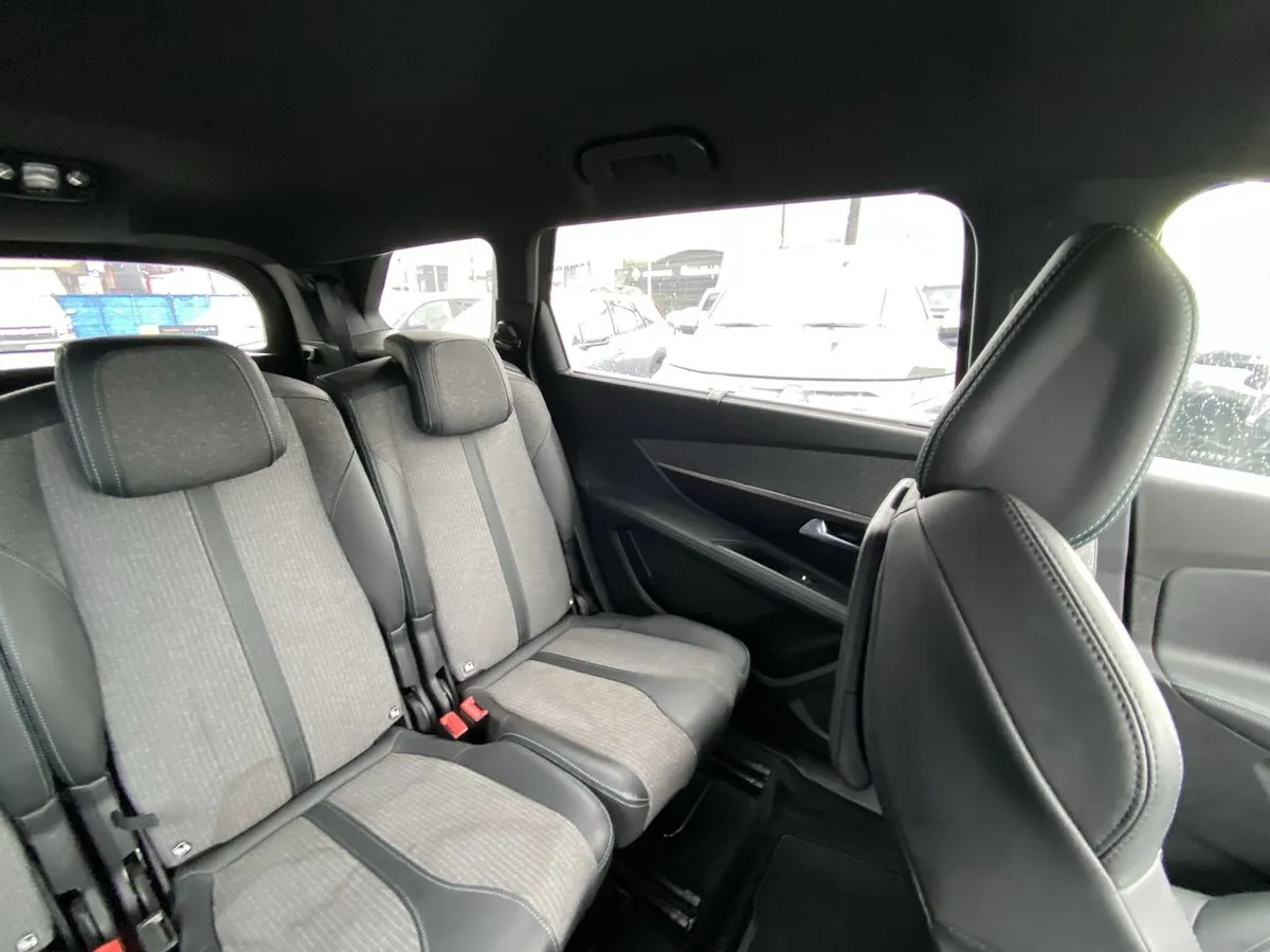 Peugeot 5008 1.5 Allure Pack Bluehdi 130 4x2 Eat8 5p año 2024