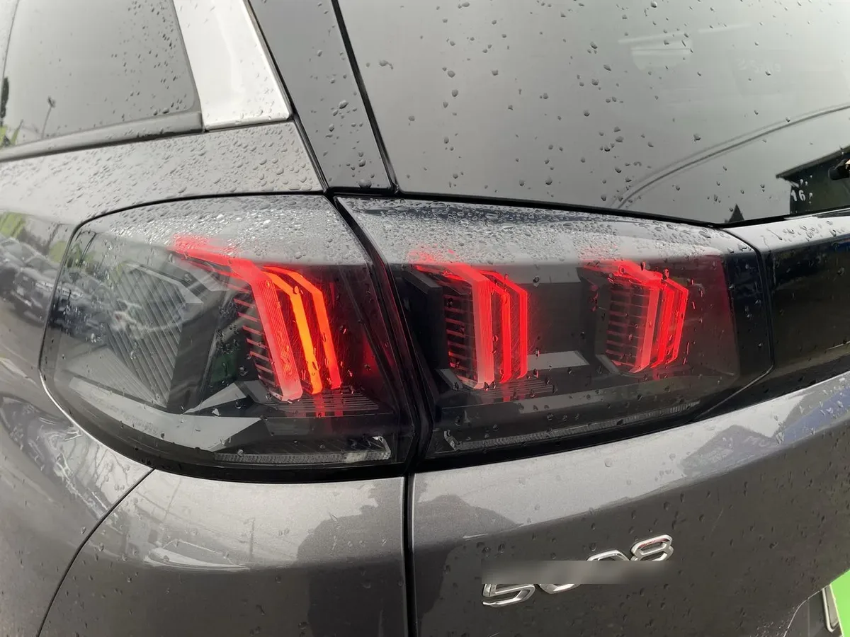 Peugeot 5008 1.5 Allure Pack Bluehdi 130 4x2 Eat8 5p año 2024