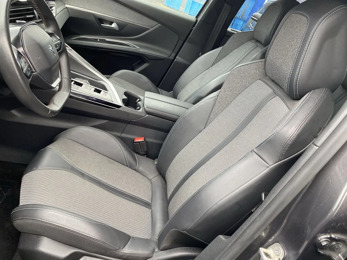 Peugeot 5008 1.5 Allure Pack Bluehdi 130 4x2 Eat8 5p año 2024
