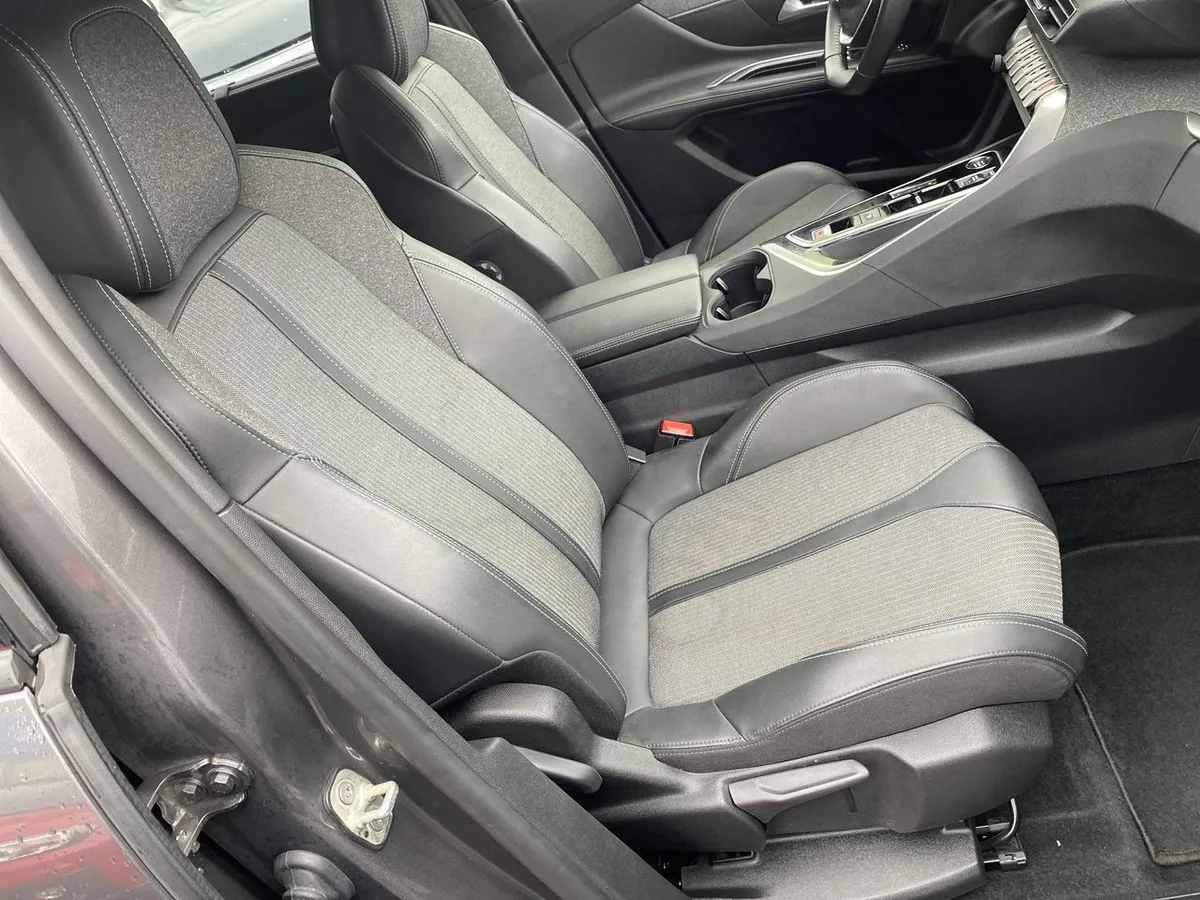 Peugeot 5008 1.5 Allure Pack Bluehdi 130 4x2 Eat8 5p año 2024