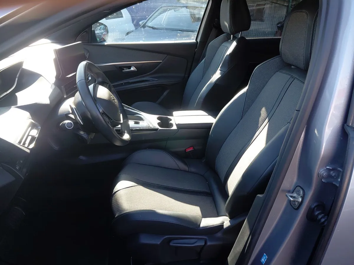 Peugeot 3008 1.5 Allure Pack Bluehdi 130 4x2 Eat8 5p año 2024
