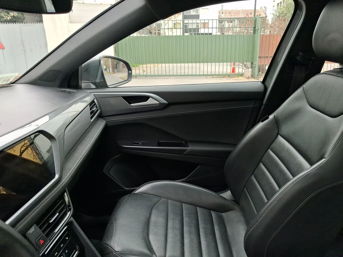 Volkswagen Taos 1.4 Tsi Highline 4x2 At 5p año 2025