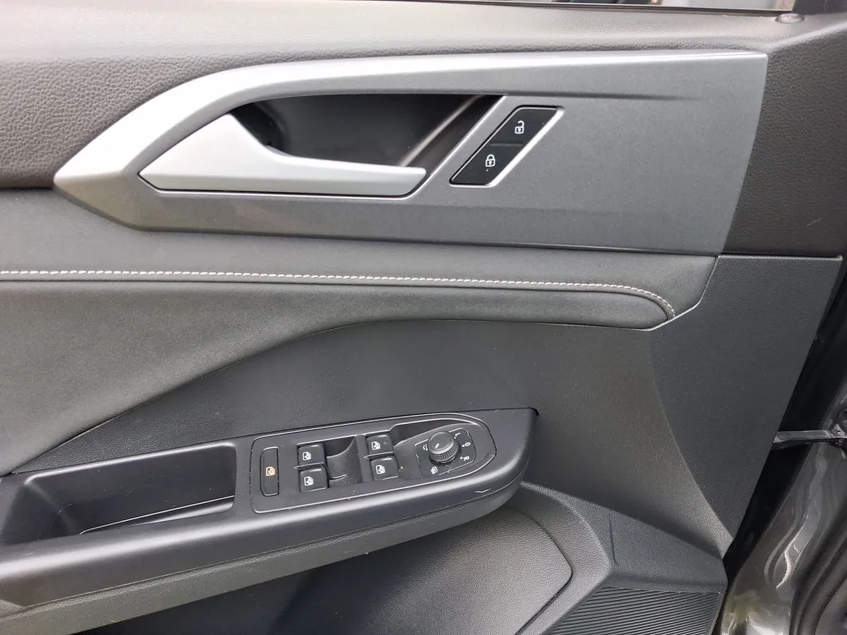 Volkswagen Taos 1.4 Tsi Highline 4x2 At 5p año 2025
