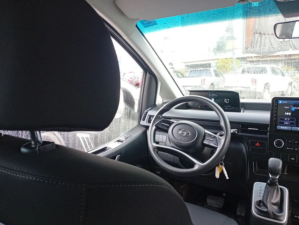 Hyundai Staria 2.2 Us4 Mb Crdi Diesel 2wd 9p At 5p año 2023
