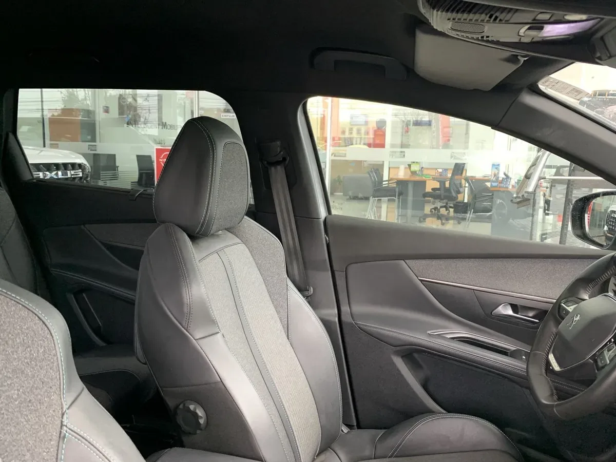 Peugeot 5008 1.5 Allure Pack Bluehdi 130 4x2 Eat8 5p año 2024
