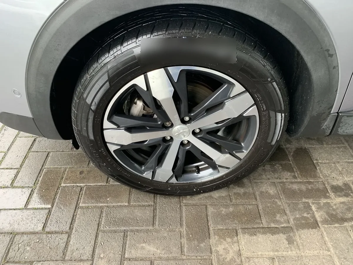 Peugeot 5008 1.5 Allure Pack Bluehdi 130 4x2 Eat8 5p año 2024