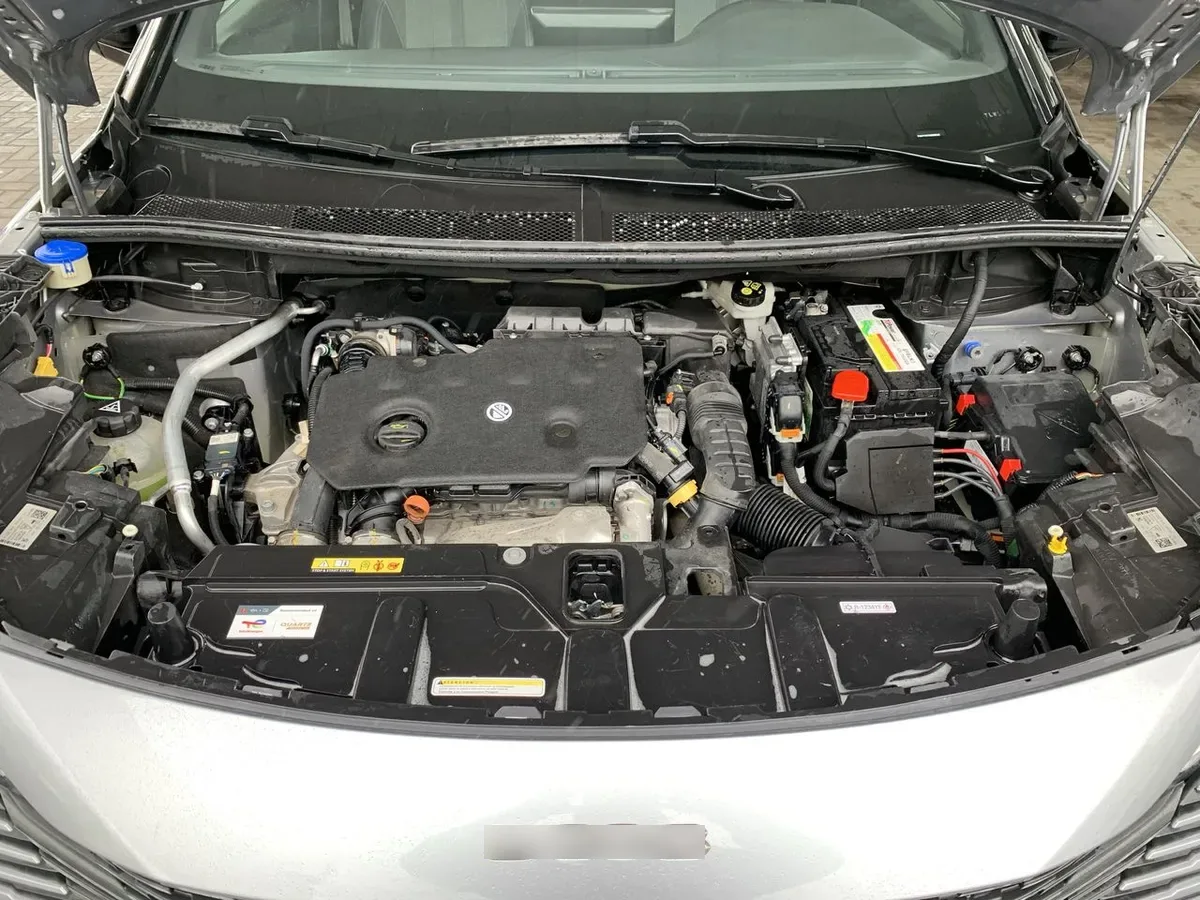 Peugeot 5008 1.5 Allure Pack Bluehdi 130 4x2 Eat8 5p año 2024
