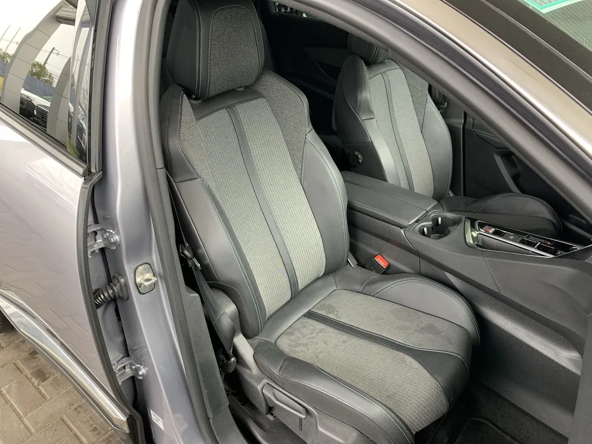 Peugeot 5008 1.5 Allure Pack Bluehdi 130 4x2 Eat8 5p año 2024
