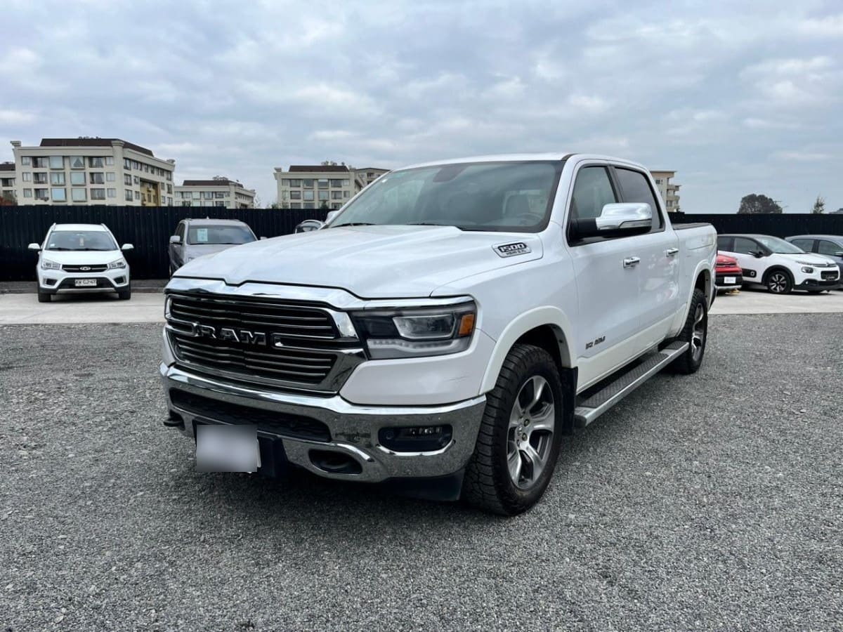 RAM 1500 5.7 Crew Cab Laramie At 4x4 año 2020