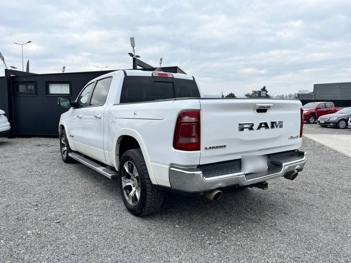 RAM 1500 5.7 Crew Cab Laramie At 4x4 año 2020