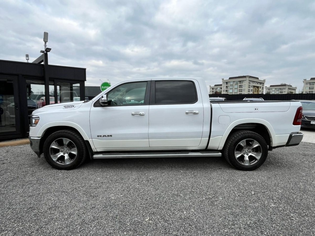 RAM 1500 5.7 Crew Cab Laramie At 4x4 año 2020