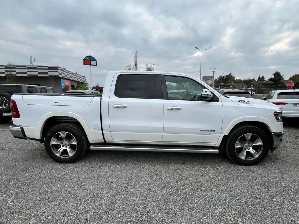 RAM 1500 5.7 Crew Cab Laramie At 4x4 año 2020