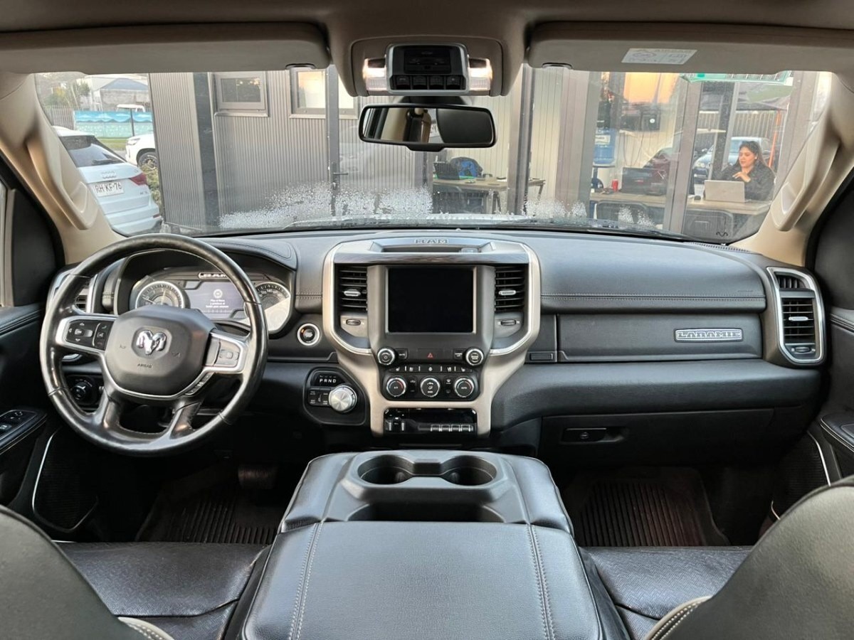 RAM 1500 5.7 Crew Cab Laramie At 4x4 año 2020