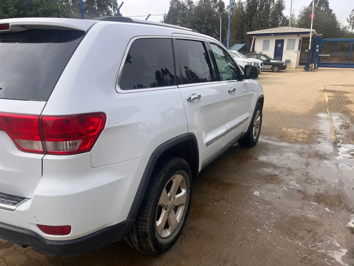 JEEP GRAND CHEROKEE 3.6 Limited At 4x2 año 2013