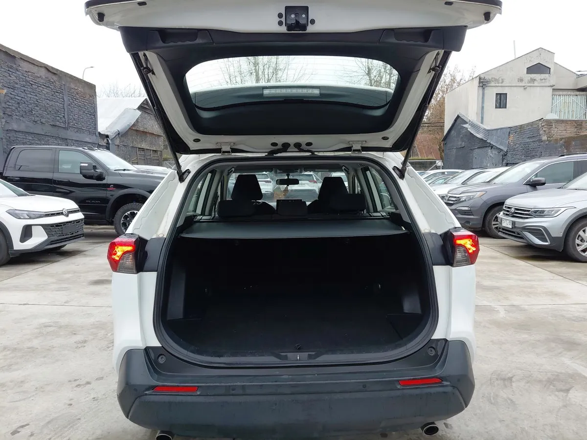 Toyota Rav 4 2.0 Le 4x2 Mt 5p año 2022