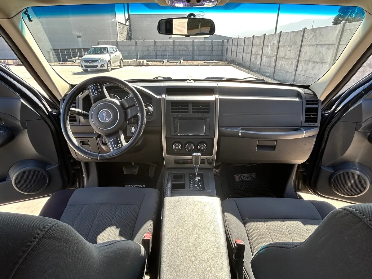JEEP CHEROKEE 3.7 Liberty Limited At 4x2 año 2012