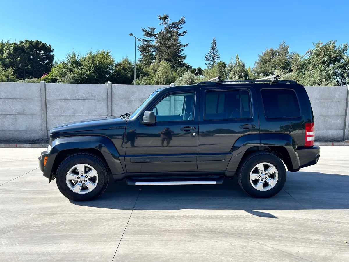 JEEP CHEROKEE 3.7 Liberty Limited At 4x2 año 2012