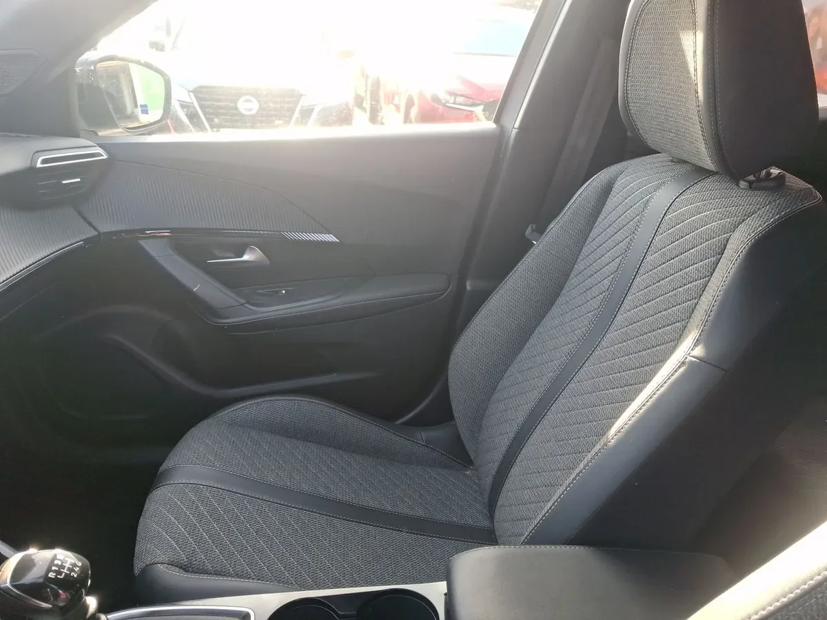 Peugeot 2008 1.2 Allure Pack Puretech 130hp 4x2 Mt 5p año 2024
